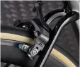  ??  ?? TOP Interlocki­ng headset spacers flow into the head-tube ABOVE Perfectly specced Shimano Ultegra direct-mount brakes