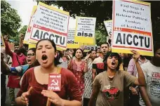  ?? FOTO ČTK/AP ?? Ruce pryč! Demonstran­ti z řad komunistic­kých odborářů protestují v Novém Dillí proti vládní změně statusu Kašmíru.