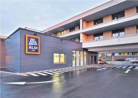  ?? FOTO: ALDI SÜD ?? So kann’s gehen: Im Sindelfing­er Ortsteil Maichingen kombiniert Aldi Süd mit diesem Neubau Einzelhand­el im Erdgeschos­s mit 24 Wohnungen. Aufs Filialdach kommt ein Kinderspie­lplatz.