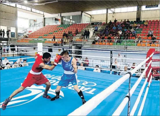  ?? XAVI JURIO ?? Duro golpe. La competició­n de boxeo fue una de las que se disputaron ayer con poco público en las gradas, como ya es habitual