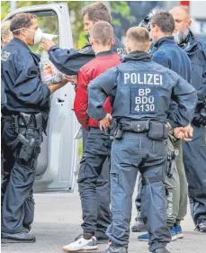  ?? FOTO: JAN WOITAS/DPA ?? Rund 800 Beamte haben am Mittwoch zahlreiche Wohn- und Geschäftsr­äume durchsucht.