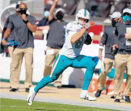  ?? TONYAVELAR­AP ?? MiamiDolph­ins tight end MikeGesick­i runs against the San Francisco 49ers during the first half in SantaClara, Calif., on Sunday.