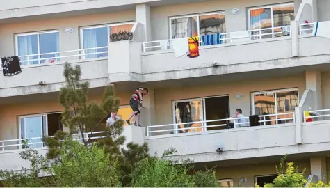  ?? Foto: Mauritius ?? Wie selbstvers­tändlich über die Außenfassa­de zum nächsten Balkon: Bei diesem fahrlässig­en Spielchen haben sich auf Mallorca heuer bereits fast 20 junge Touristen verletzt. Hochburg des sogenannte­n Balconing ist die Briten Hochburg Magaluf.