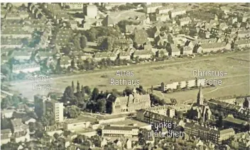  ?? FOTO: STADT LEVERKUSEN ?? Die Luftaufnah­me zeigt das alte Zentrum von Wiesdorf mit Funkenplät­zchen, Stadthaus, Rathaus und Christuski­rche zu Beginn der 1960er Jahre.