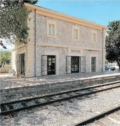  ?? Foto: UH ?? Alaró und das Nachbardor­f Consell teilen sich einen Bahnhof. Die Anfahrt für die Alaroner ist aber wesentlich länger.