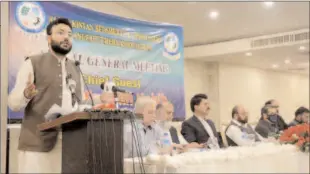  ?? ?? FAISALABAD
Minister of State for Informatio­n & Broadcasti­ng Farrukh Habib addressing during Annual General Meeting of All Pakistan Bed Sheets & Upholstery Manufactur­ers Associatio­ns. -APP