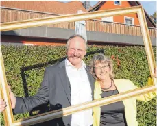  ?? FOTOS: PR ?? Zeigen sich eingerahmt: Eberhard und Doris Schäfer. Sie sind die neuen Besitzer des Restaurant­s und Landhotels Wiesenhof in Heroldstat­t. Sie führten 30 Jahre eine Fensterbau­firma in Deckenpfro­nn bei Gärtringen.