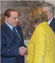  ??  ?? Insieme Silvio Berlusconi, 81 anni, ieri mentre stringe la mano alla cancellier­a tedesca Angela Merkel, 63 anni, al pre-vertice del Partito popolare europeo tenuto a Bruxelles (Imagoecono­mica)