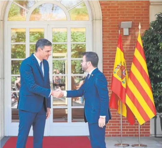  ?? // JAIME GARCÍA ?? Pedro Sánchez y Pere Aragonès se saludan en La Moncloa