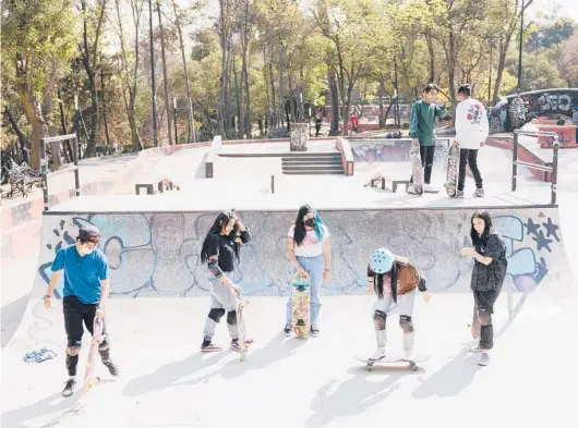  ?? ALICIA VERA/THE NEW YORK TIMES PHOTOS ?? Skateboard­ers at Parque Lira Skatepark on Jan. 8 in Mexico City. With improved government­al support, skateboard­ing has taken flight in Mexico.