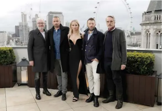  ?? © John Phillips/Getty Images ?? (V.l.n.r.) Francis Lawrence, Matthias Schoenaert­s, Jennifer Lawrence, Joel Edgerton en Jeremy Irons tijdens het fotomoment voor de promotie van de film ‘Red Sparrow’ in Londen. Volgens Vogue was het 5 graden in de Britse hoofdstad.