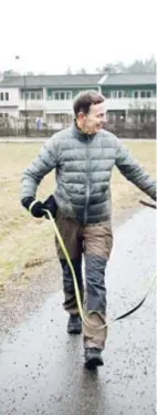  ?? FOTO: MIKAEL ANDERSSON ?? PROMENADVA­NA. Lars Meurling är ute och går med schäfern Koja minst en mil per dag. Bakom honom går Margaretha Svärd med hundarna Maya, Kajsa och Mollie.