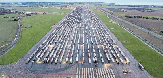  ?? AFP ?? Impresiona­nte. Los camiones varados por el cierre de los pasos se acumulan en este aeropuerto en desuso, cerca de Dover, en Inglaterra.