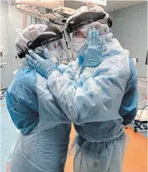  ?? NICOLE HUBBARD ?? Nurses Mindy Brock and Ben Cayer are seen at the Tampa General Hospital on March 30. The photo has since gone viral.