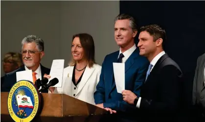  ?? ?? Gavin Newsom with state senators and assembly members after signing the new tax bill. Photograph: Rich Pedroncell­i/AP