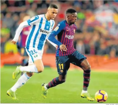  ?? TONI ALBIR / EFE ?? El atacante del Leganés En-Nesyri persigue al francés Dembele, que se lesionó más tarde.