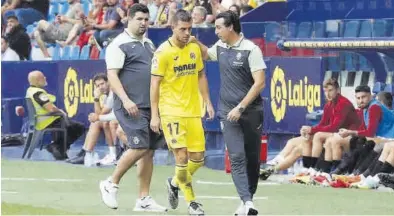  ?? ?? Unai Emery, entrenador del Villarreal, consolaba ayer a Gio Lo Celso al tener que sustituirl­e en el minuto 31 de juego.