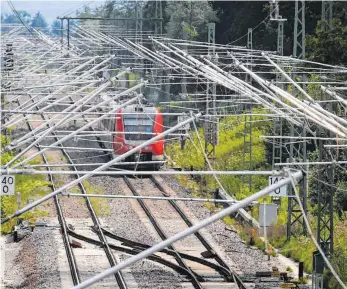  ?? FOTO: KARL-JOSEF HILDENBRAN­D/DPA ?? Zweieinhal­b Jahre hat die Deutsche Bahn an der Elektrifiz­ierung der 155 Kilometer langen Strecke gebaut, nun steht das Projekt vor seiner Fertigstel­lung.