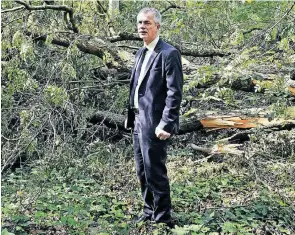  ?? FOTOS: DPA ?? Robert Habeck (l.) hat mit den Grünen in Schleswig-Holstein fast 13 Prozent eingefahre­n. Johannes Remmel könnte am Sonntag in NRW an der Fünf-Prozent-Hürde scheitern.