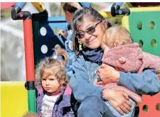  ?? FOTO: TEPH ?? Tagesmutte­r Doris Krohn-Gagaik mit zwei ihrer fünf Schützling­e. Sie ist für Eltern gerade in der Notfallbet­reuung unverzicht­bar.