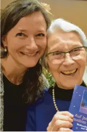  ??  ?? Die 82-jährige Sieglinde Eibel kam ebenfalls zu der Feier. Ihre Tochter Birgit Steininger gehörte zum Organisati­onsteam.