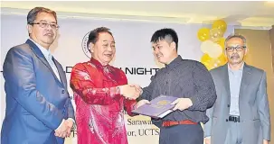  ??  ?? TAHNIAH: Wong (dua kiri) menyampaik­an anugerah kepada graduan yang cemerlang pada Malam Graduasi UCTS di Sibu, kelmarin. Turut kelihatan Abdul Hakim (kiri) dan Sabarudin.