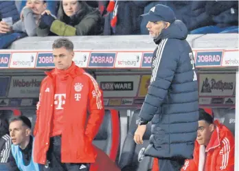  ?? FOTO: FRANK HOERMANN/SVEN SIMON/IMAGO ?? Wann endet die Zweckehe? Es scheint, als hätten sich Trainer Thomas Tuchel (rechts) und die Bayern-Spieler um Joshua Kimmich (links) nicht mehr viel zu sagen.