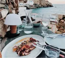  ?? ?? Ηδη, στην Ελλάδα υπάρχουν πολλά εστιατόρια που έχουν «χτίσει» τον μύθο τους διεθνώς. Για παράδειγμα, δεν είναι λίγοι οι ξένοι που έρχονται στη Σίφνο, μόνο και μόνο για να φάνε στην Cantina του Σαμοΐλη (φωτογραφία).