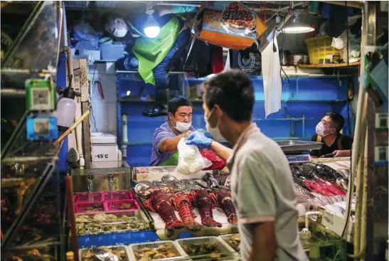  ?? EFE ?? Un puesto de pescado en un mercado de Pekín que no está afectado por el rebrote