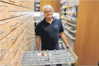  ?? FOTO: BARBARA BAUR ?? In der Insel-Apotheke von Rainer Duelli sind manche Schubladen nahezu komplett leer.