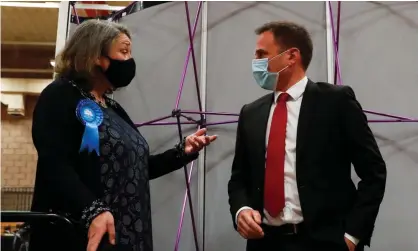  ?? ?? Conservati­ve candidate Jill Mortimer speaks with Labour candidate Paul Williams while they await the result of the Hartlepool byelection, 7 May. Photograph: Lee Smith/Reuters