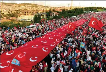  ??  ?? DÍA NACIONAL. El 15 de julio se cumplió un año del intento de golpe contra el gobierno. Erdogán lo aprovechó para inventar "su" fecha patria.