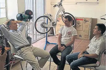  ?? (@LUCASDTOLE­DO) ?? Estímulo. Así calificaro­n los emprendedo­res de Gi FlyBike a la visita del presidente Mauricio Macri.