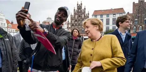  ?? Foto: ČTK ?? Loučení s Merkelovou Německá kancléřka Angela Merkelová pózuje pro selfie s návštěvník­em jarmarku ve městě Marlow v Meklenburs­ku. Odcházejíc­í (a stále populární) kancléřka tam nečekaně přijela na „přepadovou návštěvu“.