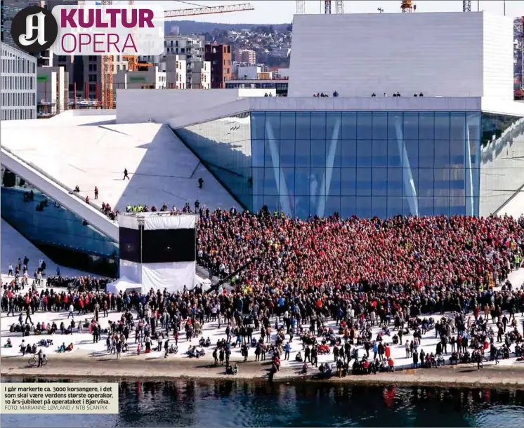  ?? FOTO: MARIANNE LØVLAND / NTB SCANPIX ?? I går markerte ca. 3000 korsangere, i det som skal vaere verdens største operakor, 10 års-jubileet på operataket i Bjørvika.
