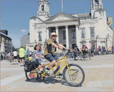  ?? PICTURES: SCOTT MERRYLEES ?? CYCLE SUPPORT: Innes Reid and his daughter Evie among the cyclists taking part in the Space for Cycling ride in Leeds.