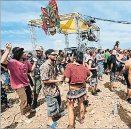  ?? PASCAL GUYOT / AFP ?? Fiesta rave en el parque nacional de Cévennes (Francia) el pasado día 10