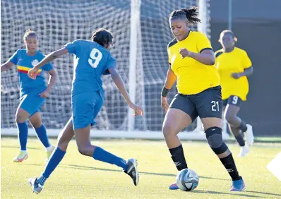  ?? RICARDO MAKYN/CHIEF PHOTO EDITOR ?? Cavalier’s Sashanna Watson (right) takes on Proven’s Keylee Edwards during the opening game of the Sherwin Williams Jamaica Women’s Premier League at the UWI-JFF Captain Horace Burrell Centre of Excellence on February 17.