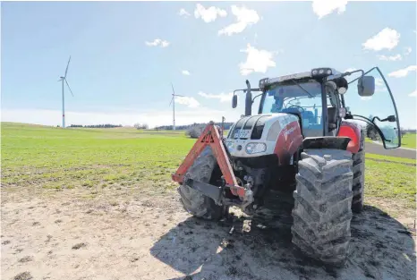  ?? FOTO: SEBASTIAN KORINTH ?? Arbeiten die Landwirte in der Nähe des Windparks Hilpensber­g auf ihren Feldern, zieht das Rotmilane auf Nahrungssu­che an. Deshalb prüft das Landratsam­t Sigmaringe­n eine teilweise Abschaltun­g der Windräder.