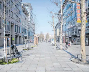  ?? FOTO: MARIJAN MURAT ?? Stuttgarte­r Einkaufsme­ile Königsstra­ße an einem Werktag während der Corona-Krise: „Jede Woche Shutdown kostet uns ein Prozent des Bruttoinla­ndsprodukt­s“, sagt Ökonom Jens Südekum.