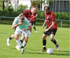  ?? Foto: Karin Tautz ?? Auf die Nase gab es für Bastian Edelmann und den VfL Westendorf im B2-Derby beim TSV Herbertsho­fen. Christophe­r Frensch und Rezan Ali haben hier den Ball erobert.