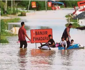  ?? (Foto Wan Nabil Nasir/bh) ?? Kawasan sekitar Gunung Keriang, Kedah ditenggela­mi banjir, semalam.