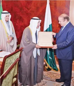  ??  ?? Chairman of the Kuwait Chamber of Commerce and Industry Ali Thnayyan AlGhanem presents a memento to Pakistani Prime Minister Muhammad Nawaz Sharif.