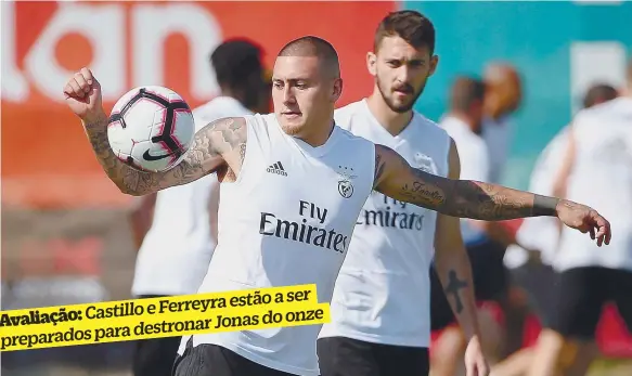  ??  ?? Castillo e Ferreyra, em segundo plano, têm sido preparados por Rui Vitória para alinharem na frente do ataque encarnado