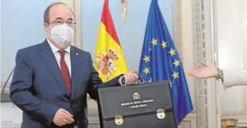  ??  ?? Comprometi­do con la Constituci­ón
Miquel Iceta asumió ayer la cartera como ministro de Política Territoria­l y Función Pública comprometi­éndose a cumplir y hacer cumplir con la Constituci­ón. Deseó una España «fuerte en su unidad y orgullosa en su diversidad» y consideró que «no hay fortaleza más sólida que la que surge del diálogo»