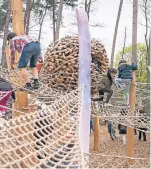  ?? FOTO: DPA ?? Jede Menge Netze und Seile zum Klettern: Auch das ist ein toller Spielplatz.