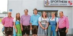  ?? Foto: Alice Lauria ?? Die neue Wirtin samt Familie stellt sich vor: (von links) Horst Pappenberg­er (Vor stand TSV Sielenbach), Johanna, Gerhard, Jonas, Veronika und Wirtin Annemarie Schober, Holger Blaufuß (Geschäftsf­ührer TSV Sielenbach).