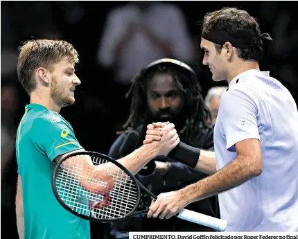  ??  ?? CUMPRIMENT­O. David Goffin felicitado por Roger Federer no final