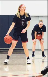  ?? UConn Athletics / Contribute­d Photo ?? UConn freshman Paige Bueckers participat­es in an October practice.