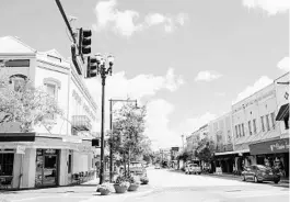  ?? EMILEY JONES/FOR THE ORLANDO SENTINEL ?? The DeLand City Commission has approved allowing people to drink alcoholic beverages on downtown sidewalks from 5 to 10 p.m. Fridays and Saturdays, but the drinks must be sold in marked and sealed containers.